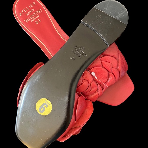 Valentino - Atelier Valentino Garavani - Red leather floral appliqué flat sandal - Picture 12 of 16